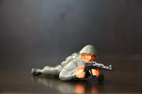 Купити солдат ГДР с автоматом 70-75мм резина ЛЮКС