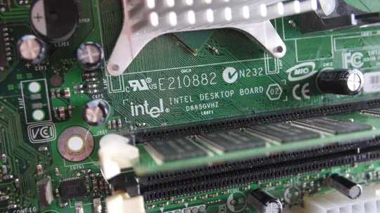 Материнская плата Intel D865GVHZ + Pentium 4 HT 3.00GHz + 512Mb DDR400 Недорого