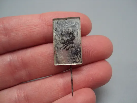 Знак Ленин в кепке портрет профиль ссср стекло прямоугольник фрачник игла №17629 З аукціону