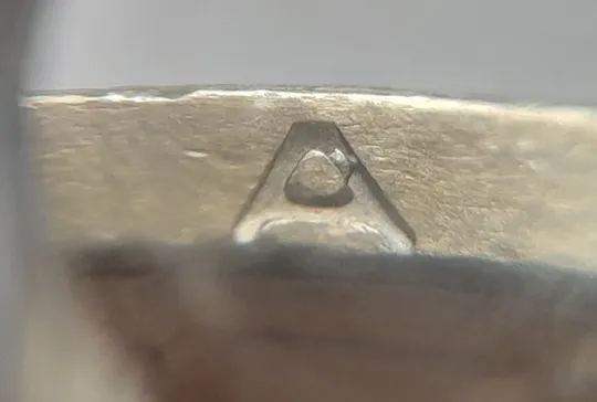 (6657) 1 гривня 2006 різновид викрошки у букві "А" слова "ОДНА" на гурті + зминання на реверсі (1 гривна 2006 брак) Ціна