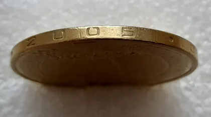 фото, (8206) 1 гривня 2005 викрошки у "2", "0", "5" слова "2005" та "Д" слова "ОДНА" на гурті (1 гривна 2005 брак)