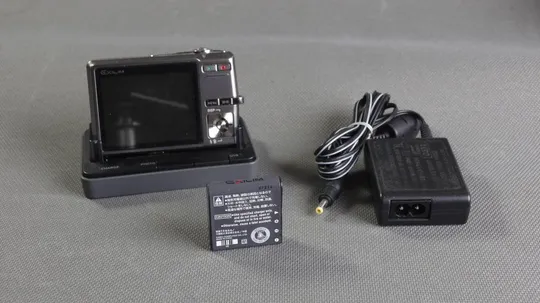 Цифровой фотоаппарат Casio Exilim EX-2700 7.2Mpix Exilim Optical 3х 6.2-18.6мм + докстанция Вживане Де купити