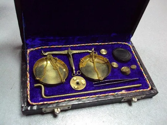 Весы карманные с гирьками в футляре длина 16,2 см, высота весов 12,5 см №11518 Ціна