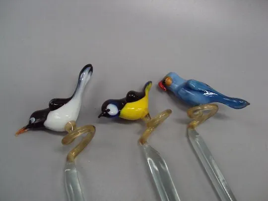 Интерьерные птички попугай, синичка и сорока на палочках стекло в вазу лот 3 шт 47 см и 45 см №13996 Де купити