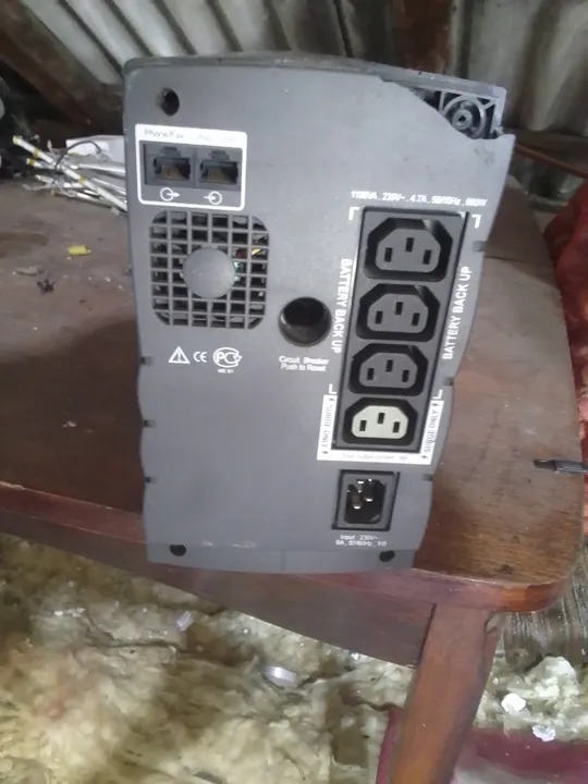 Купити упс безперебійник. 24 в! здається 850 ват.має трошки тріщину.але не страшно