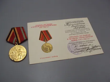 фото, Знак и документ 30 лет победы в вов 1986 г. удостоверение к медали №18720у