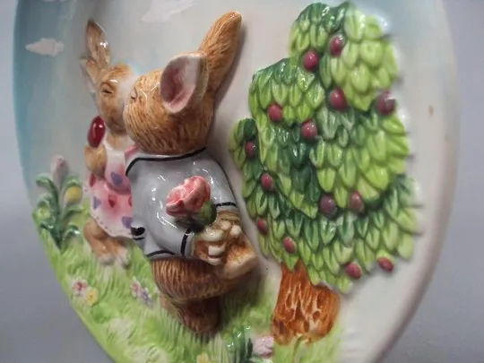 Настенная тарелка объемная керамика Китай Тайвань зайчики поцелуй зайцы размер 2 х 20,4 см №13631 Продаж