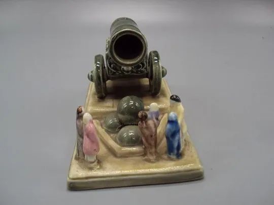 Фигура фарфор Конаково ЗиК царь пушка экскурсия к царь пушке размер 8х13,5х7,7 см склейка №92 Інтернет-аукціон