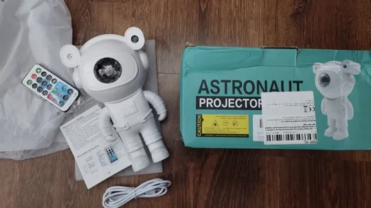 Лазерний проектор зоряного неба.Нічник Космонавт.Bluetooth.З колонкою! З аукціону