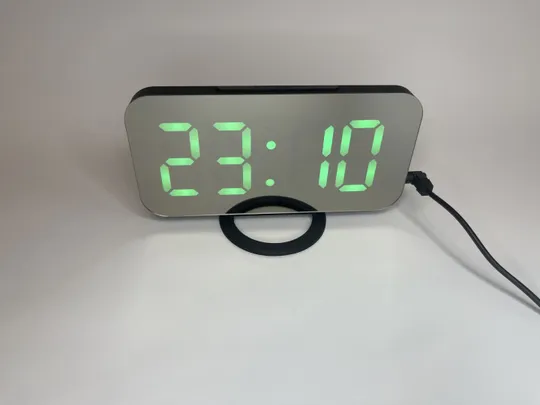 Цифровий будильник Yaboodn для спальні, дзеркальний дисплей із зеленим циферблатом, живлення від мережі Ціна