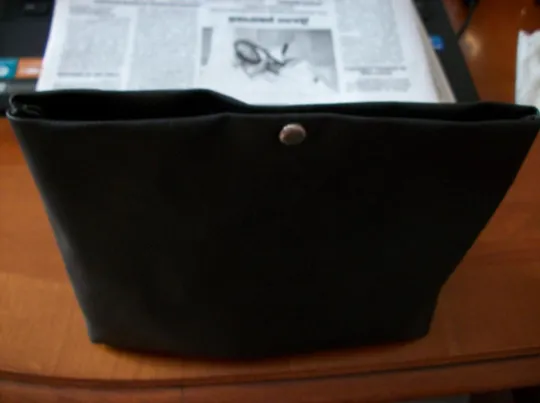 Сумка СССР черная , кожзам 1970-х годов , размер 20х17х11-см, крепкая- надежно защелкивается . З аукціону