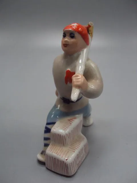 Фигура фарфор статуэтка Коростень субботник Буденовец с киркой революция 9,8 см под реставрацию №297 Характеристики