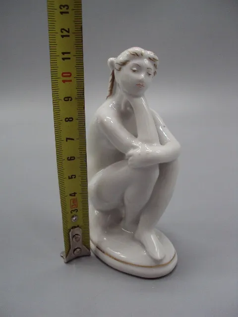 Купити Фигура фарфор статуэтка ЛФЗ пляжница обнаженная девушка сидит думает ню высота 11,2 см №15510