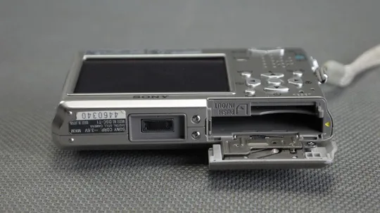 Цифровой фотоаппарат 5.0Mpix Sony SteadyShot DSC-T1 + x3.0 Carl Zeiss Vario-Tessar lens Вживане Продаж