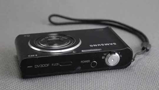 Цифровой фотоаппарат Samsung DV300F Black представитель серии 2View Zoom Lens 4.5-22.5мм 1:2.5-6.3 25мм Вживане Недорого