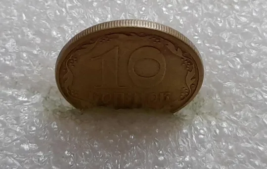 (3910) 10 копійок 2007 викрошка на реверсі на вінку між 12 та 1 гронами (10 копеек 2007 брак) Продаж