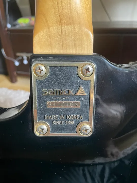 Продам електро гітару в дуже хорошому стані, сам користувався місяць тільки, а продаю бо збираю на військове спорядження! З аукціону