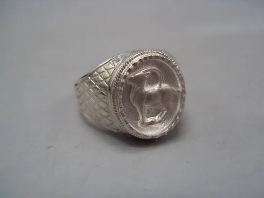Мужской перстень кольцо овал зодиак Козерог гороскоп серебро Украина вес 6,04 г размер 19,5 №15153 З аукціону