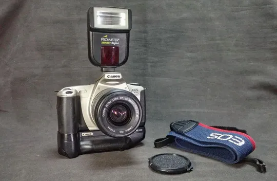 Canon EOS 300 + Батарейная ручка Canon BP-200 + Canon EF 35-80/4-5.6 Ф52mm + вспышка Promaster 2500E Вживане Ціна