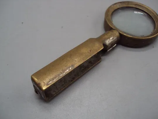 Линза лупа увеличительное стекло латунь, остатки посеребрения длина 10,8 см, диаметр 4,4 см №3329 Недорого