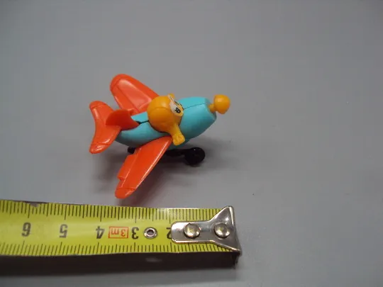 Фигурка киндер сюрприз самолет с глазками Disney самолетик бежит №18590м З аукціону