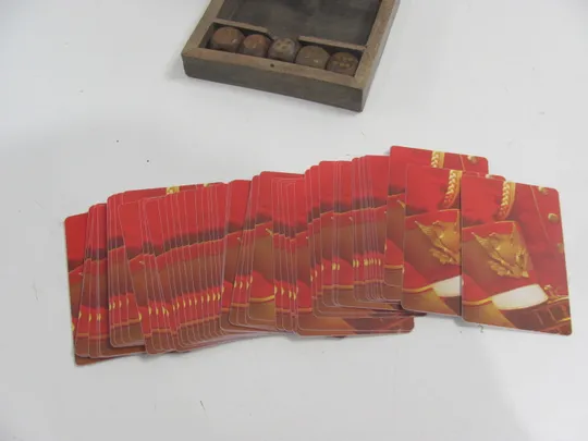 Дерев&#039;яна коробка для карток, інкрустована латунними тузами та кубиками, покерні карти та дерев&#039;яні кубики (20) Інтернет-аукціон