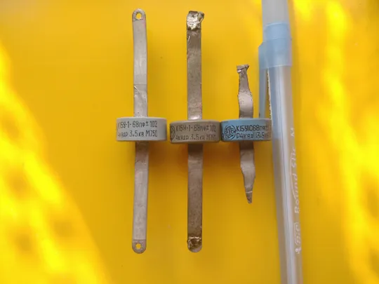 Купити Конденсатор К15У-1   68пф 4 квар. 3.5 кв.