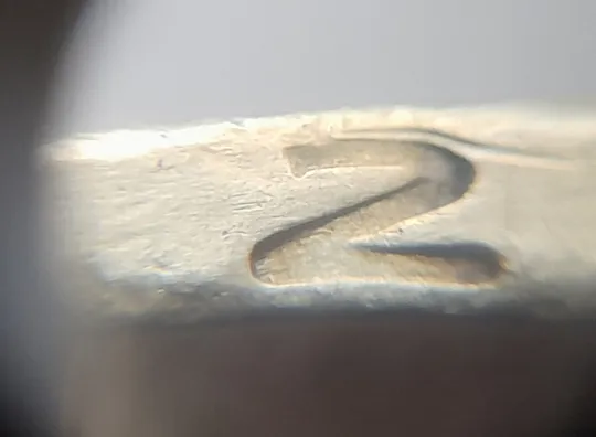 Купити (8167) 1 гривня 2001 викрошка вверху '2' слова '2001' на гурті (1 гривна 2001 брак)