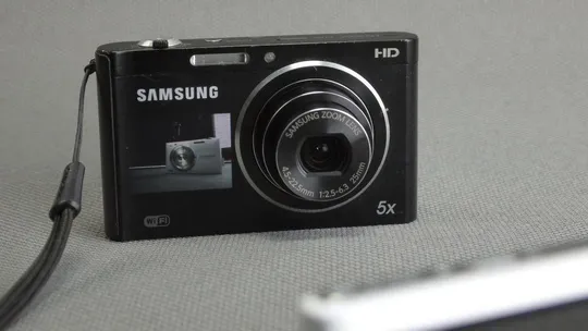 Цифровой фотоаппарат Samsung DV300F Black представитель серии 2View Zoom Lens 4.5-22.5мм 1:2.5-6.3 25мм Вживане Ціна