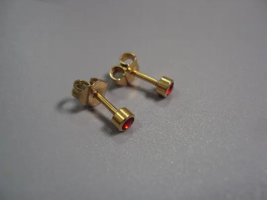 Бижутерия серьги гвоздики круглые с красным камушком Европа б/у позолота (№7) №11239 Ціна