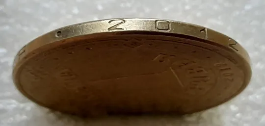 (5265) 1 гривня 2012 різновид викрошки у першій цифрі &quot;2&quot; слова &quot;2012&quot; на гурті (1 гривна 2012 брак) Ціна
