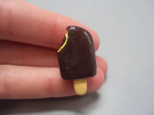 Значок пін морозиво ескимо на паличці пластик знак брошка №18446 З аукціону