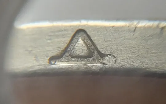 (4723) 1 гривня 2001 різновид викрошки у букві "Д" слова "ОДНА" на гурті (1 гривна 2001 брак) Ціна