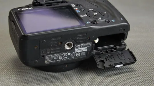 Цифровой зеркальный фотоаппарат Canon EOS Rebel T1i (500D) + Canon EF 18-55/3,5-5.6 Ф58mm Вживане Де купити