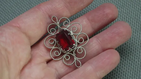 Брошка мельхіор скань червоне скло стара радянська біжутерія Вживане Характеристики