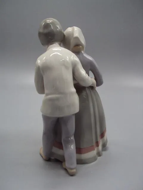 Фигура фарфор статуэтка Германия колечко парень с девушкой парочка высота 16 см №13694 Де купити