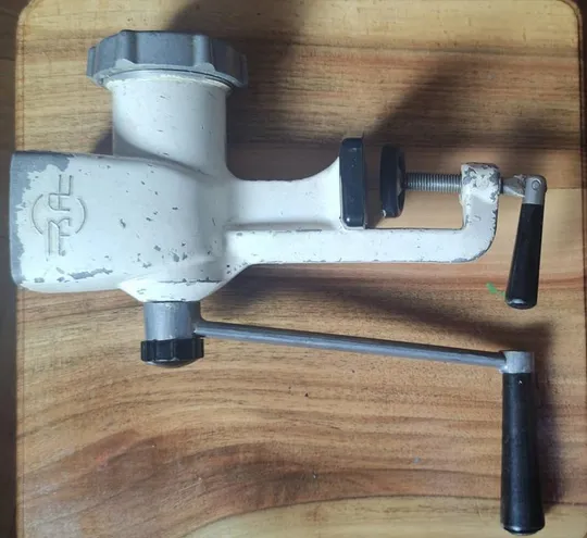 Мясорубка СССР 1970-е рабочая с клеймами и старой ценой bc251. 320грн Ціна