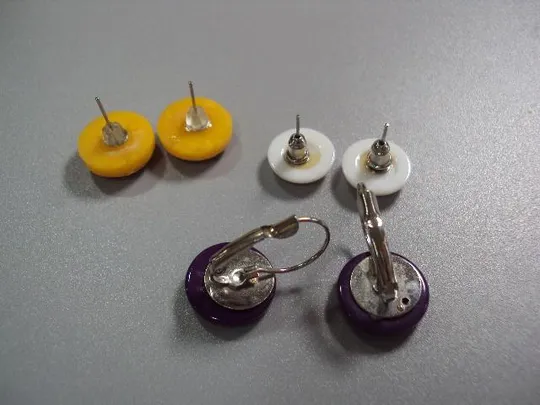 бижутерия серьги разные смайлики белые, желтые, фиолетовые лот №10887 Недорого