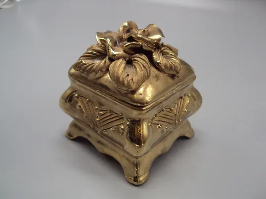 Шкатулка фарфор позолота цветы и листья маленькая размер 8х7,3х7,3 см №18389МЯ Продаж