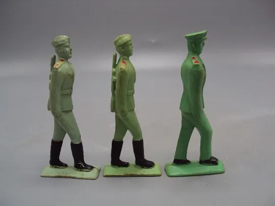 Детские игрушки фигурки солдаты и офицер подготовка к параду колкий пластик ссср лот 3 шт №15362 Недорого