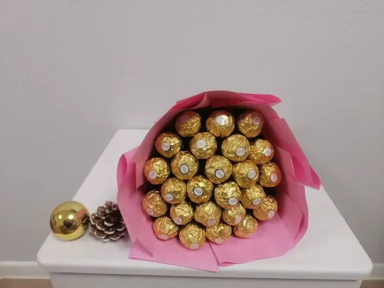 Букет з цукерок Ferrero Ферреро Роше (25 шт.) в руку рожевий Ціна