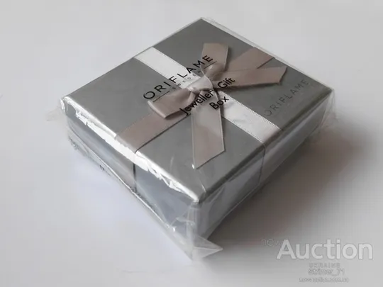 Серебристая коробочка от ORIFLAME Jewellery Gift Box для ювелирных украшений с бантиком - 10*9*4 см Ціна