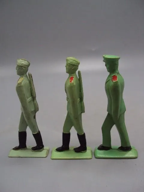 Детские игрушки фигурки солдаты и офицер подготовка к параду колкий пластик ссср лот 3 шт №15362 Характеристики