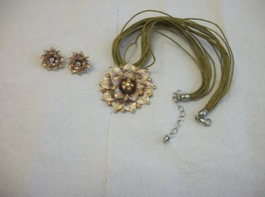 Кулон  Подвеска и 2-Два Клипсы Продаж