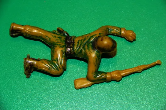 солдат що повзе з карабіном TIM-MEE 60-65мм ОРИГІНАЛ США-ФРГ Ціна