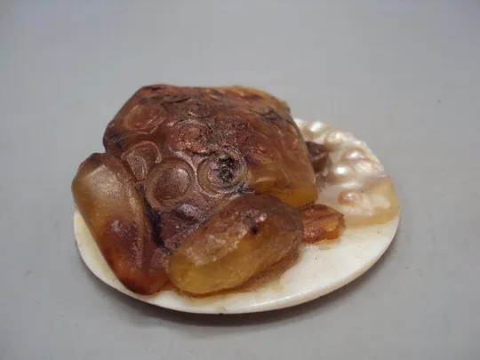 Фигура статуэтка лягушка на листке янтарь перламутр вес 96 г высота 3 см, диаметр 7,5 см №11826 Характеристики