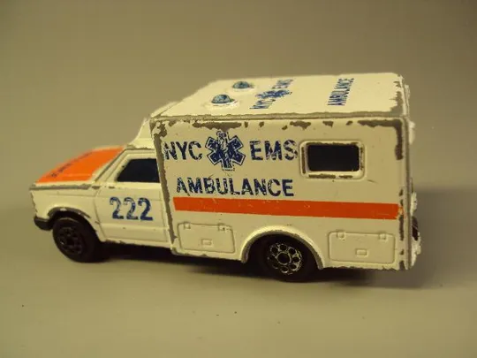 Купити машинка majorete ambulance 1/60 скорая помощь высота 3,5 см, длина 7,5 см №9506