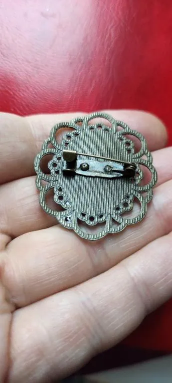 Купити Старинная винтажная  брошь в стиле пин ап девушка красит губы pn265