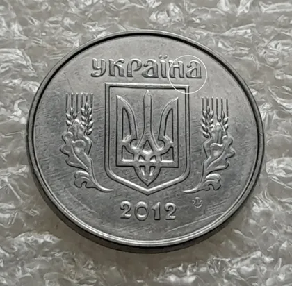 фото, (5797) 1 копійка 2012 царапина штемпеля в "НА" слова "УКРАЇНА" на аверсі (1 копейка 2012 брак)