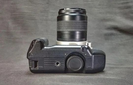 Купити Canon EOS 300 + Батарейная ручка Canon BP-200 + Canon EF 35-80/4-5.6 Ф52mm + вспышка Promaster 2500E Вживане